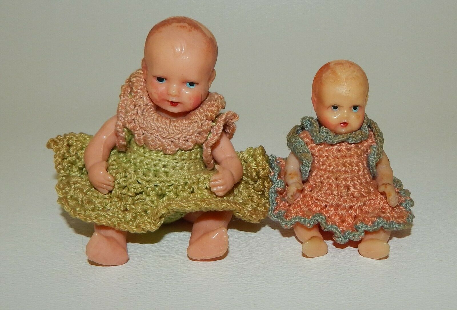 2 Vtg Michael Querzola Mini Hard Plastic Jointed Baby Dolls Hand Crochet Dresses